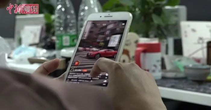 网友在刷短视频。视频截图