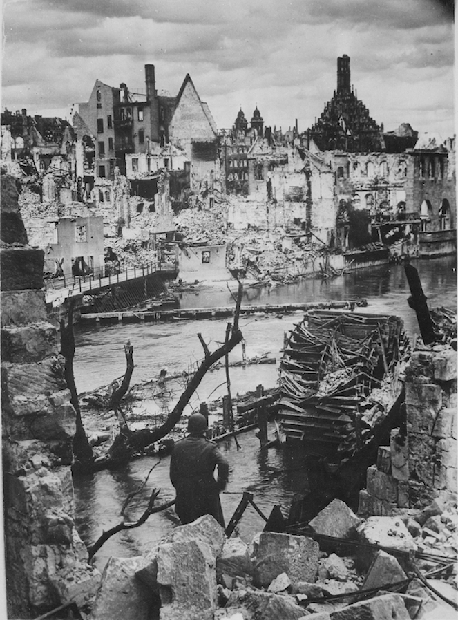 图2二战后纽伦堡圣母教堂广场 约1942-45