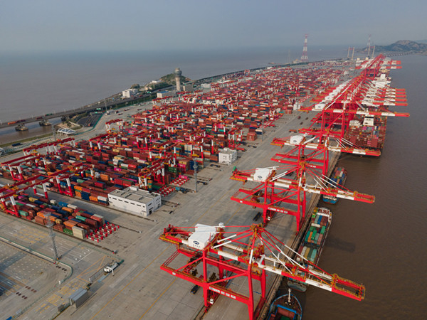 图说：2020年6月18日，航拍视角下的世界第一大集装箱港口——上海港洋山港区。（资料照片 东方IC）