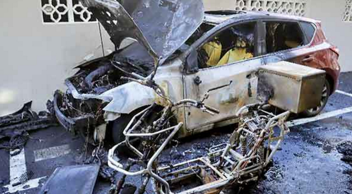 因违规电瓶起火爆炸而造成的事故现场。（上海市杨浦区消防供图）