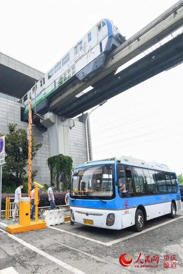 轨道金渝站旁的公交换乘点 邹乐 摄