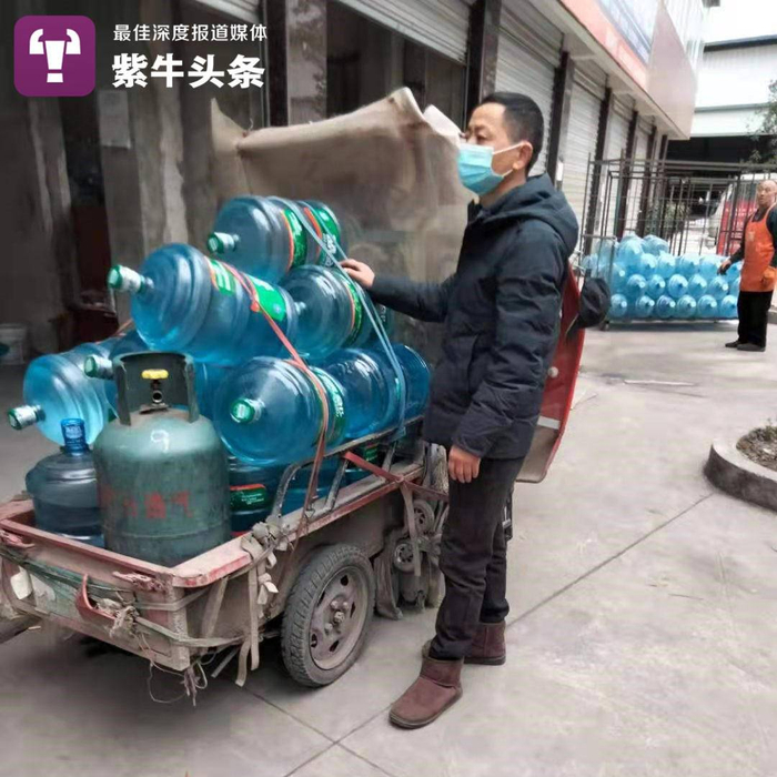 在水站工作的郑冬