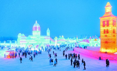 游人在黑龙江哈尔滨冰雪大世界。张澍摄