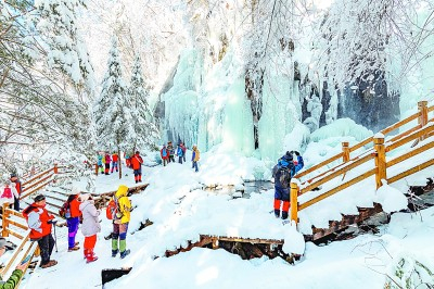 游人在吉林白山长白望天鹅冰瀑游览。白山市文广旅局供图