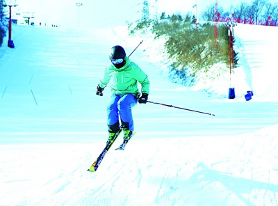 滑雪爱好者在辽宁本溪一家滑雪场一展身手。本溪市委宣传部供图&nbsp;