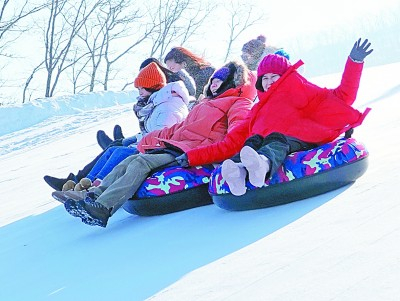 吉林长春妙香山滑雪度假区，滑雪圈的游客。本报记者&nbsp;郭红松摄