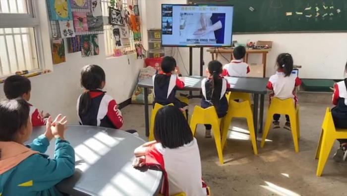 哔哩哔哩美丽小学的学生们在卫生健康课上通过直播的形式跟着老师学习“七步洗手法”