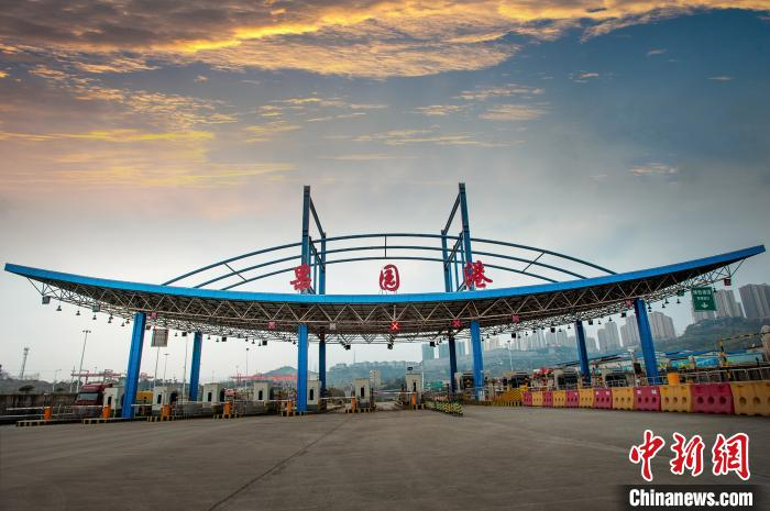     图为果园港。　徐大和　摄