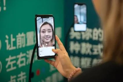 ▲在线选购眼镜最让人头疼的是无法直观感知眼镜大小是否合脸。有时候好不容易看上一副款式不错的眼镜，却因为算不来镜架尺寸，或是无法确定上脸好不好看而打退堂鼓