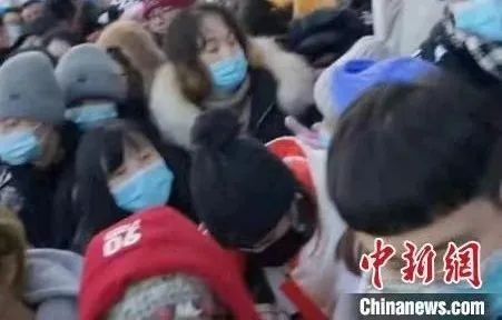 瓦屋山山顶缆车外等待乘车的游客排起长队