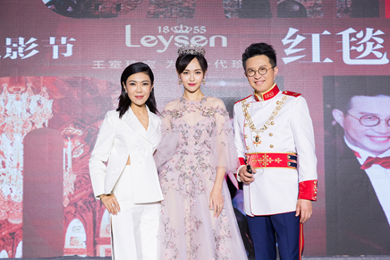 （沈东军穿着王室风格的服装亮相 图片来自莱绅通灵官网）