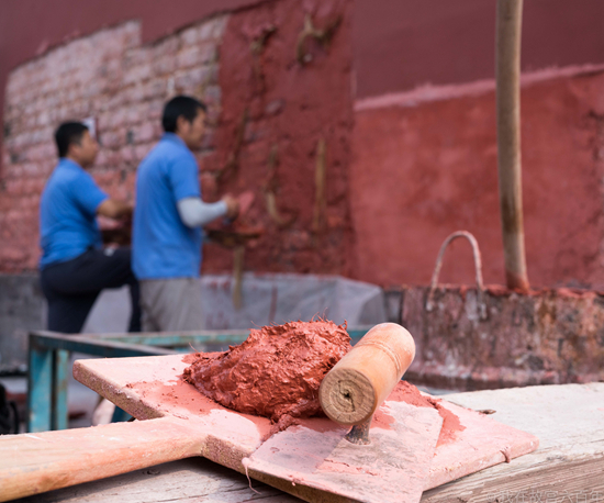故宫博物院修缮技艺部的宫墙抹灰试验区，学员们正在练习。