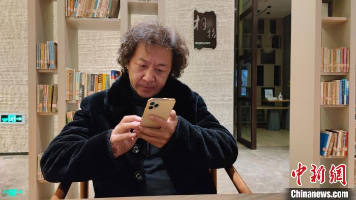 胡波正在剪辑他拍摄的微笑素材。　陈选斌 摄