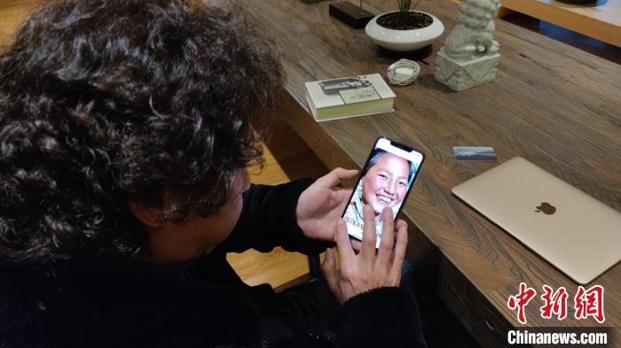 胡波正在剪辑他拍摄的微笑素材。　陈选斌 摄