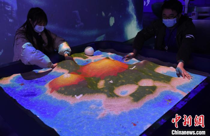 图为市民体验互动装置。　周毅 摄