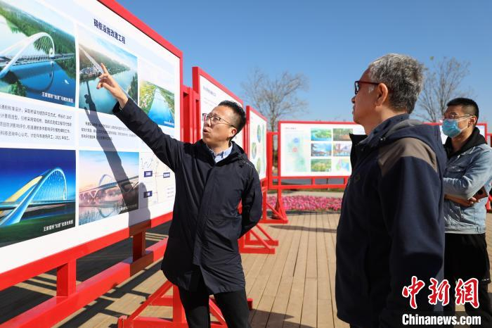 资料图为媒体记者参观北运河香河段建设情况。