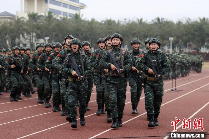 参训官兵斗志昂扬奔赴战位。　雷辙 摄