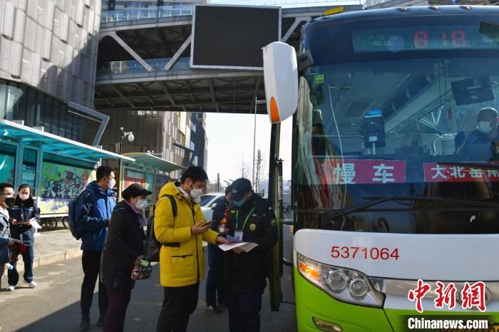 资料图为三河燕郊通北京大北窑公交车站台。