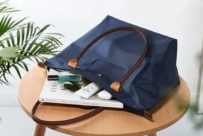 ▲包里有2个隔袋，方便收纳小东西。