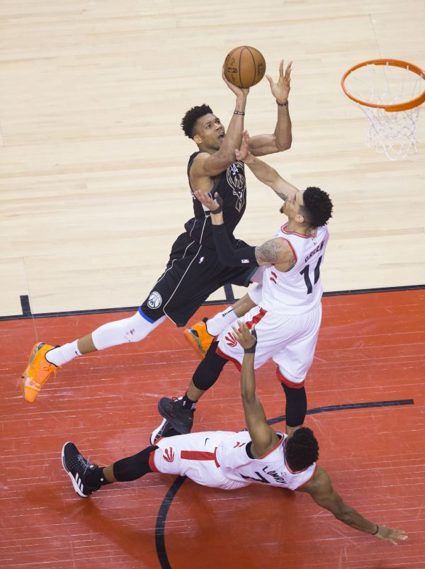 资料图：雄鹿队球员阿德托昆博（上）在比赛中上篮（新华社）