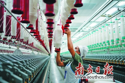 东纯兴公司的员工在操作设备。