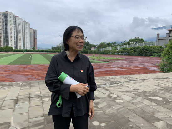 &nbsp;&nbsp;&nbsp;&nbsp;张桂梅看学生跳课间操&nbsp;王倩/摄