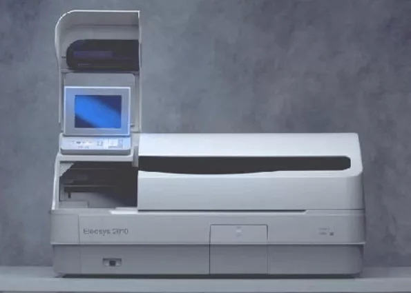 ▲Elecsys2010全自动免疫分析仪
