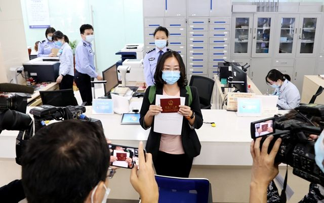 ▲去年10月，沪浙“跨省市户口网上迁移”便民措施后，拿到上海户口的第一人。新华社