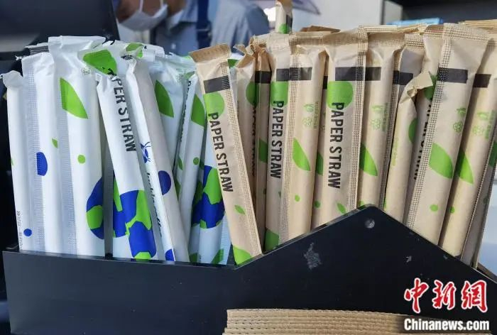 饮品店里的纸质吸管。中新网 左宇坤 摄