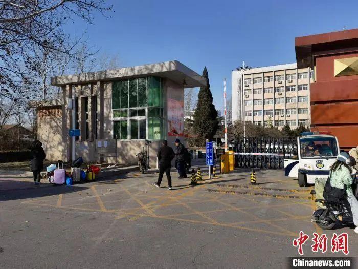 图为廊坊师范学院门口部分学生携带行李离校。宋敏涛 摄
