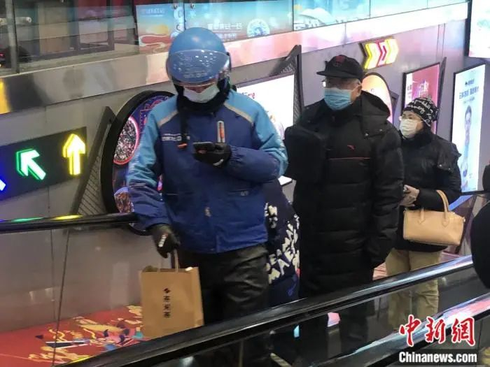 提着纸质包装外卖的外卖员在送餐。中新网 左宇坤 摄