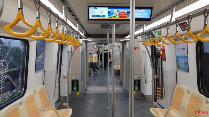 ▲地铁18号线车厢内