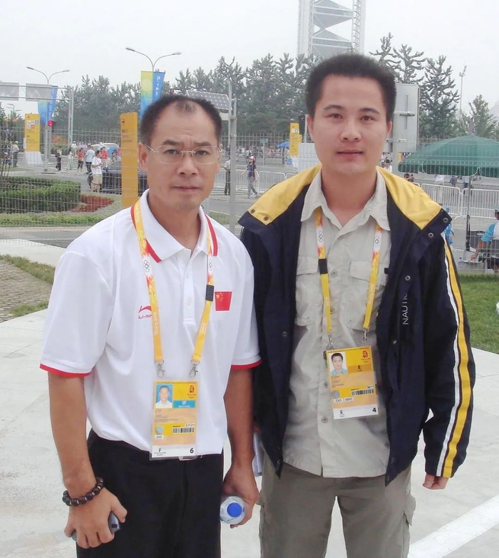 ▲2008年北京奥运会，李宁与晶报记者吴邦合影。