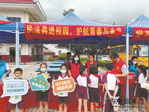 ■我市各镇街以各种方式，掀起民法典宣传新高潮。图为民法典进校园活动