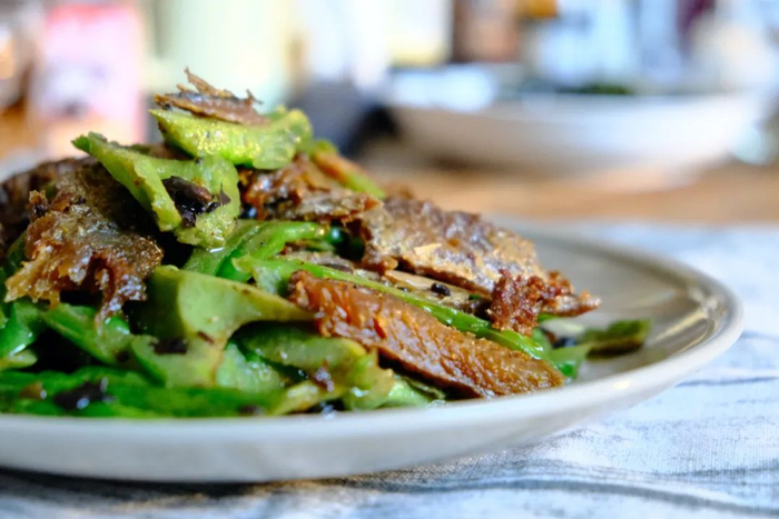 豆豉鲮鱼炒苦瓜，一道能让许多人爱上苦瓜的家常菜。摄影/烁星