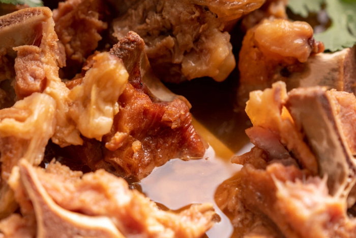 冬天围着热锅吃羊蝎子，身心满足。摄影/吴学文