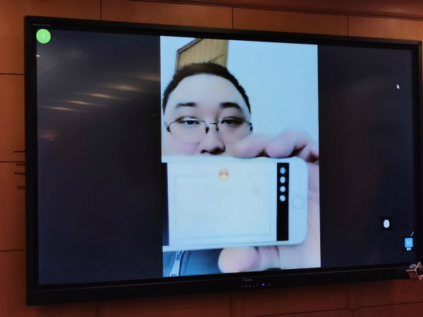 图说：远在常州的申请人通过跨省同办，已领取营业执照和电子印章 新民晚报记者 金旻矣 摄（下同）