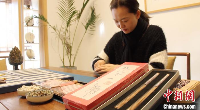 图为鲁雯正在捏制堆香。　高莹 摄