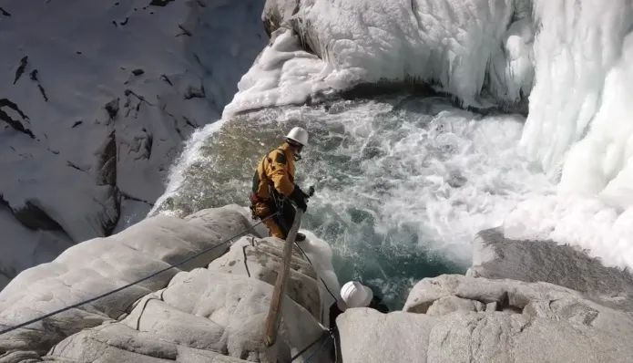 ▲救援队在事发冰川展开深度救援。受访者供图