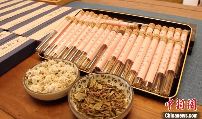 图为鲁雯复原出的108款宫廷古香中的部分样品。　高莹 摄