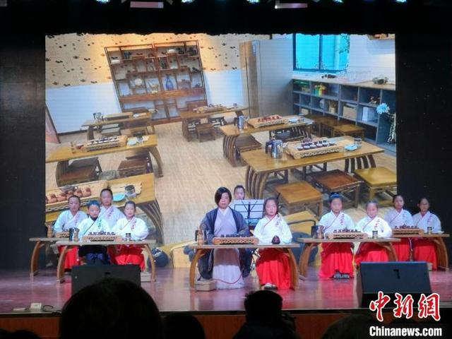 虹口区第二中心小学对崇明区建设小学实施精准托管，学校将特色茶艺课程移植到建设小学课堂。上海市教委供图