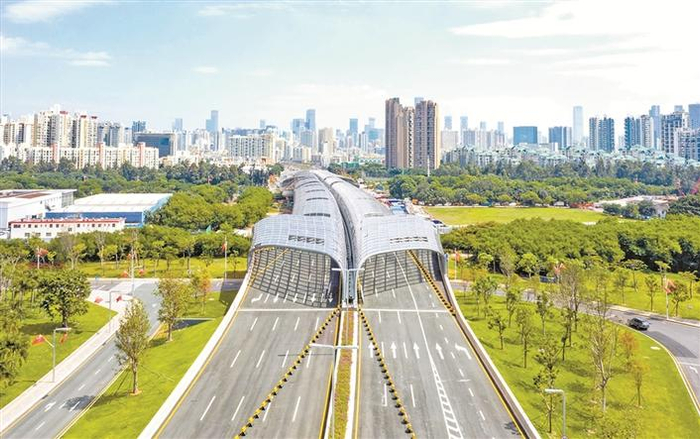  ▲滨海大道跨月亮湾大道主线桥。受访单位供图