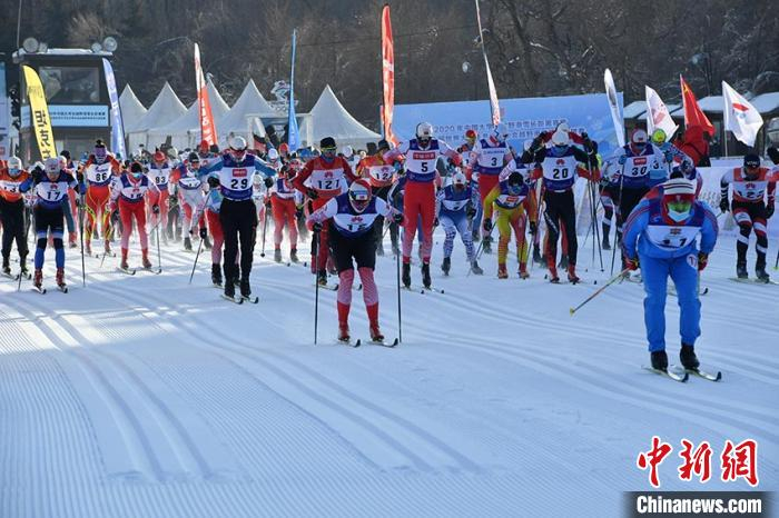 长春净月潭瓦萨国际滑雪节吸引500多名专业运动员和滑雪爱好者参与 张瑶 摄