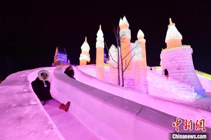 长春冰雪新天地打造的496米超长冰滑梯 张瑶 摄