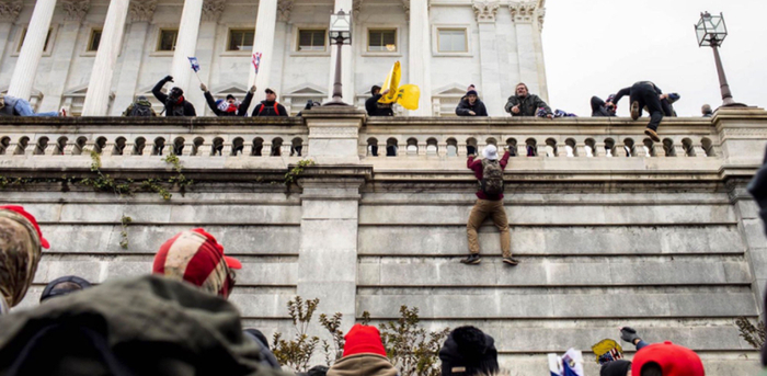 （图为美国CNN一名记者贴出的特朗普支持者冲击国会的一幕）