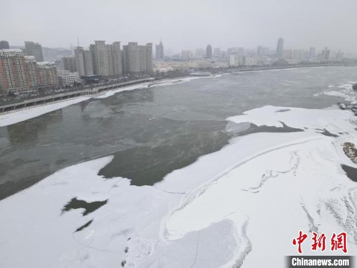 寒潮侵袭后的松花江。苍雁 摄