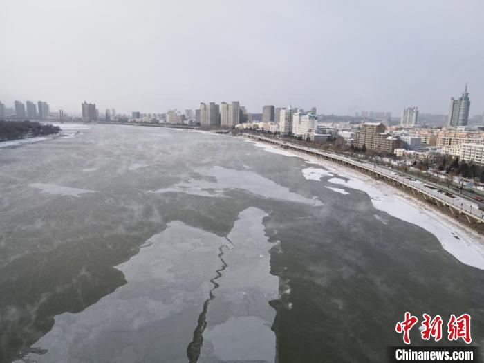 松花江寒气逼人。苍雁 摄