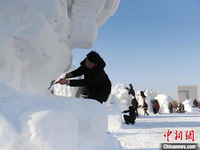     大学生制作雪雕作品　刘栋　摄