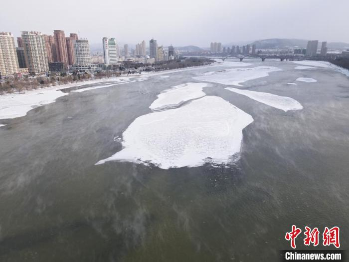 “不冻江”结冰。苍雁 摄