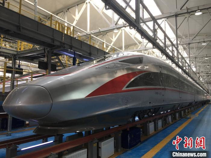 中国新型时速350公里复兴号高寒动车组问世。　夏森 摄